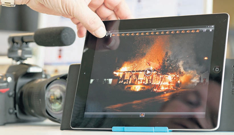 Zukunft des Journalismus: Eine Person schneidet auf einem iPad ein Video.