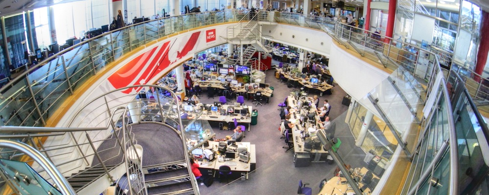 Im BBC Newsroom in London prüfen mehr als 20 Journalisten im User Generated Content Hub Inhalte aus dem Social Web.