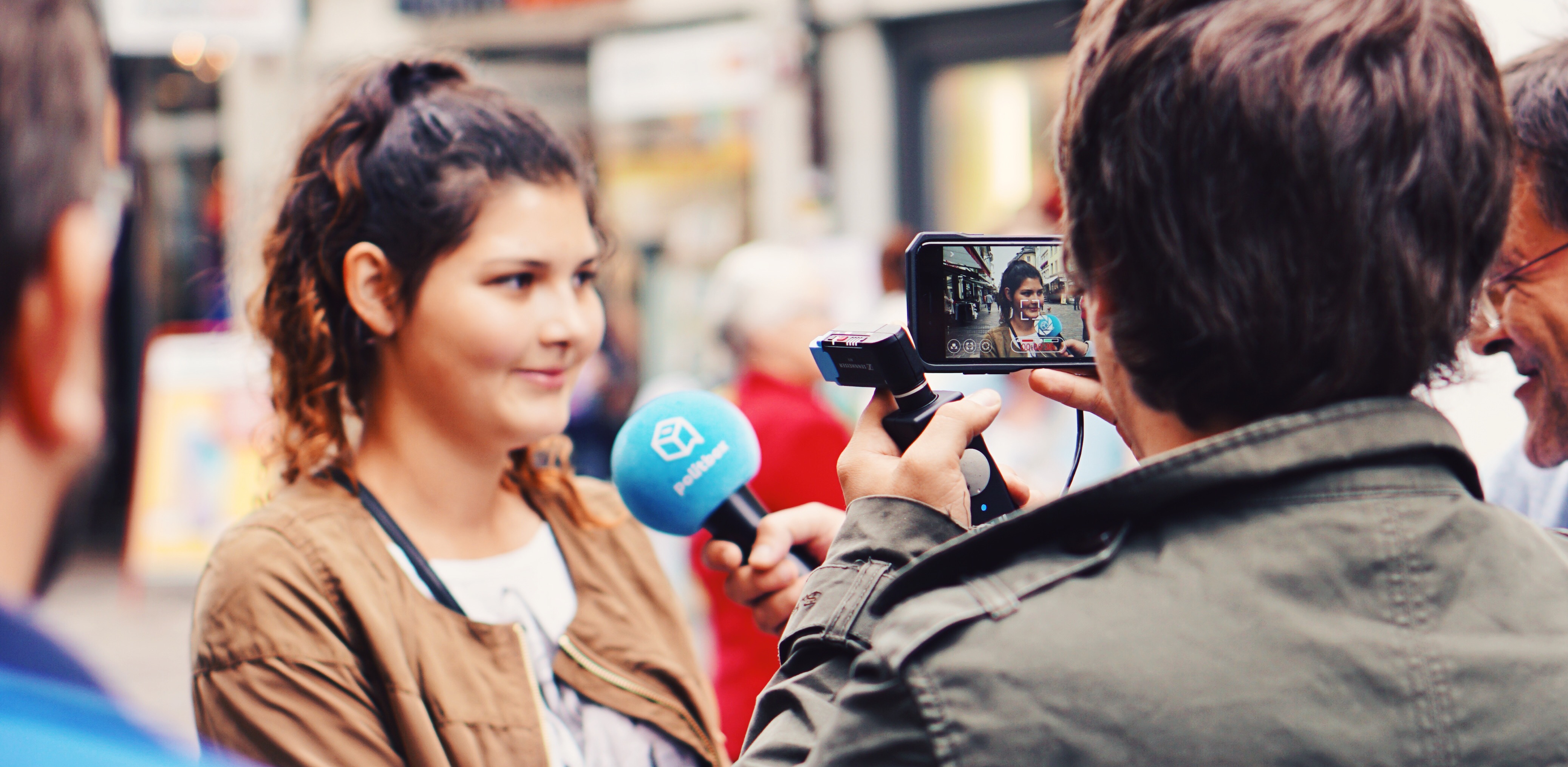 Mobil unterwegs: Auch beim Dreh und in der Nachproduktion arbeiten politbox-Redaktoren mit iPhones.