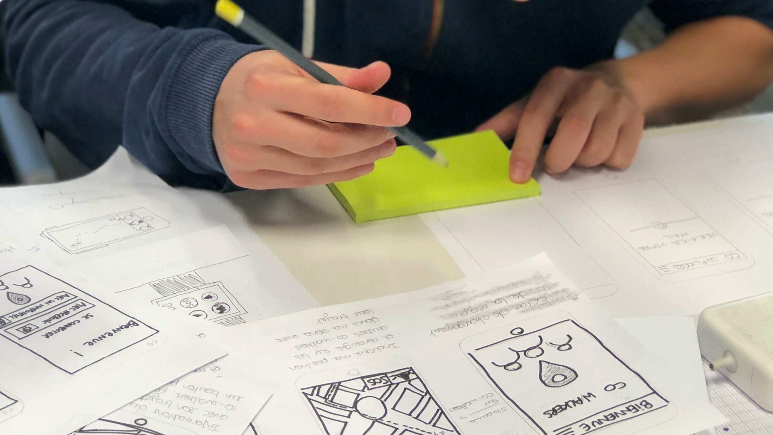 Eine Person zeichnet einen Prototypen einer App.