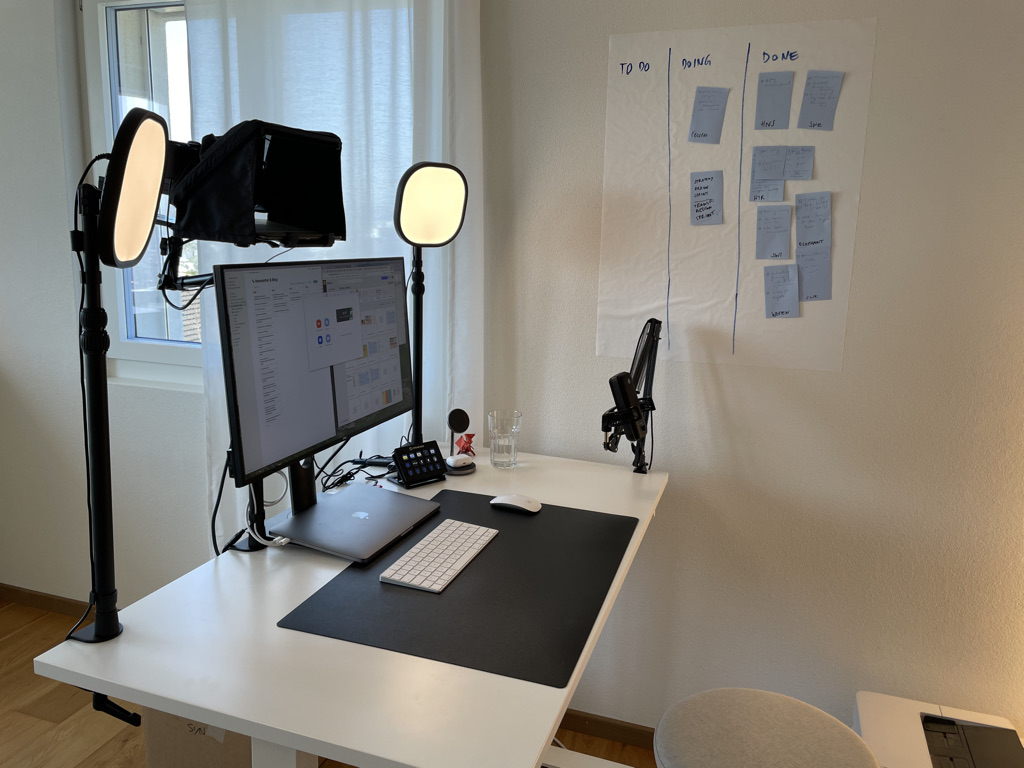 Vom improvisierten Heimstudio zum professionellen Homeoffice: Mit einem Teleprompter gelingt jede Onlinesitzung.