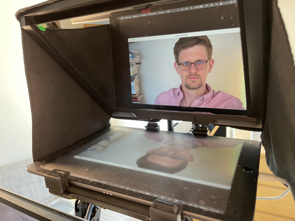 Der Teleprompter ermöglicht Online-Sitzungen mit direktem Augenkontakt.