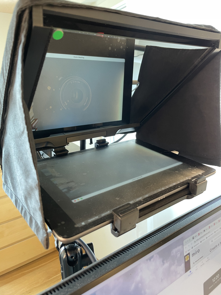 Der Teleprompter ermöglicht Online-Sitzungen mit direktem Augenkontakt.