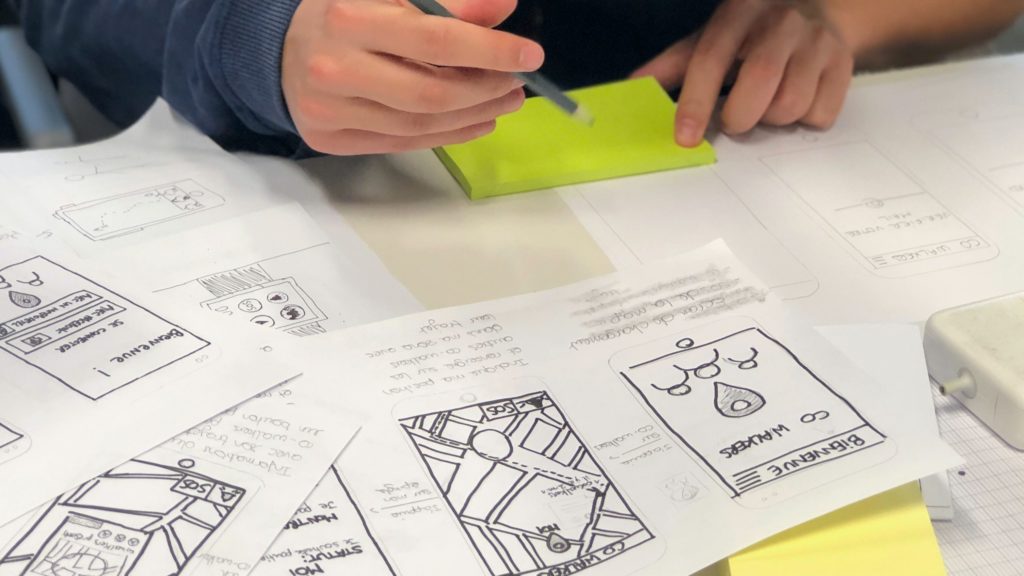 Eine Person zeichnet einen Prototypen einer App.