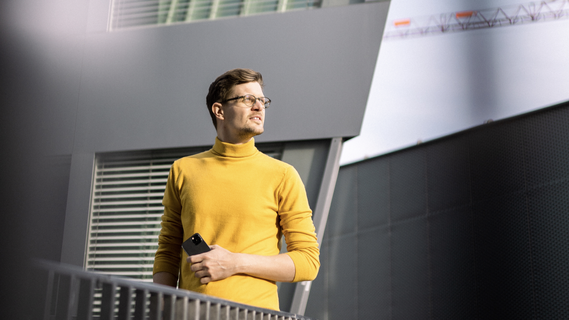 Porträt von Konrad Weber in die Zukunft blickend.