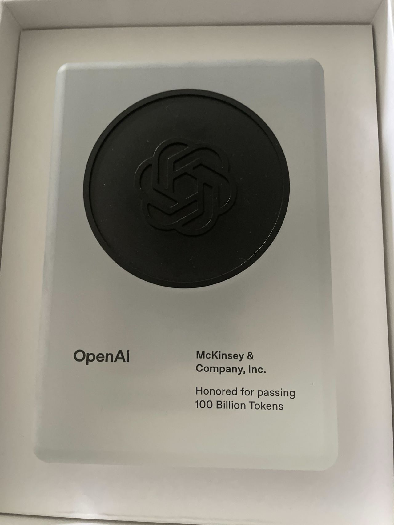 Abzeichen von OpenAI zum grossen Einsatz von ChatGPT-Tokens bei McKinsey.